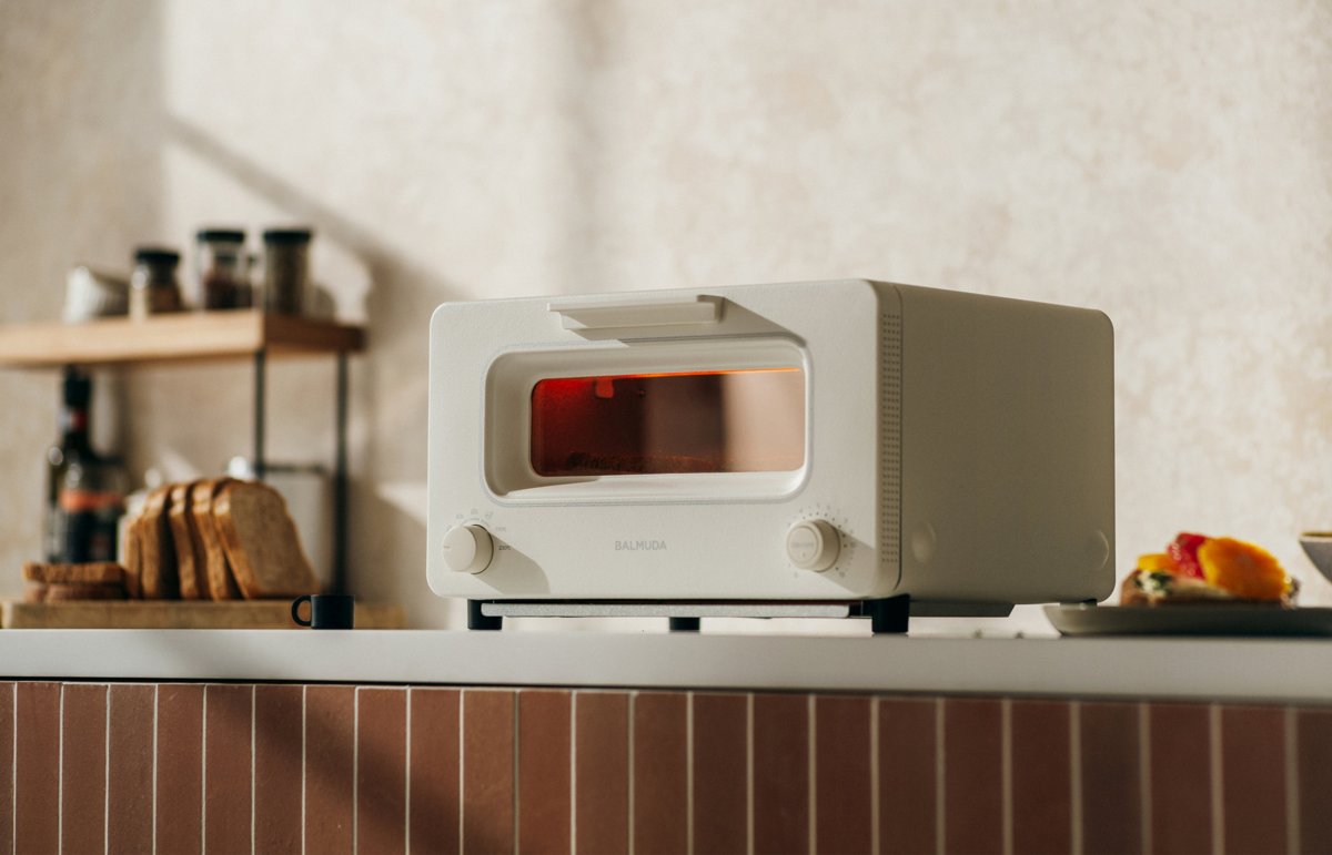 新型BALMUDA The Toaster(ホワイト)をキッチンに置いたイメージ