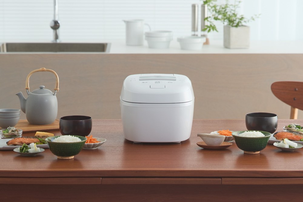 食卓に置いたタイガー 圧力IHジャー炊飯器 JPA-S100